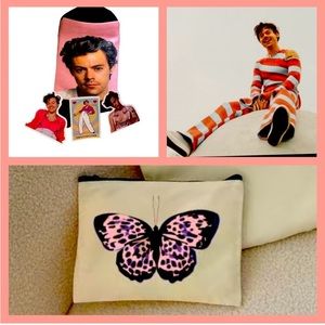 🆕 HARRY STYLES BUNDLE: Butterfly Canvas
Make-up Bag, Socks and 3 Stickers
